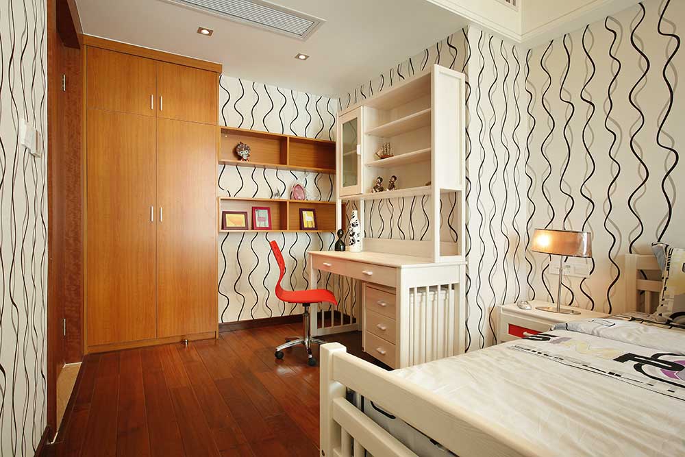 次卧简单的多，波浪条纹的墙纸让整个卧室流动起来，实木地板、实木衣柜、简单的书桌，让整个房间很清爽。