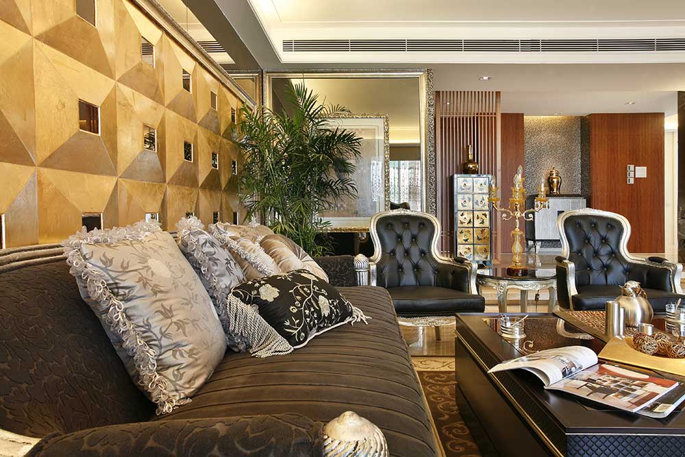 客厅沙发背景墙贴着一块块整齐排列的金砖，银灰色系的沙发与金色中和，让整个客厅奢华而又不显得土气。