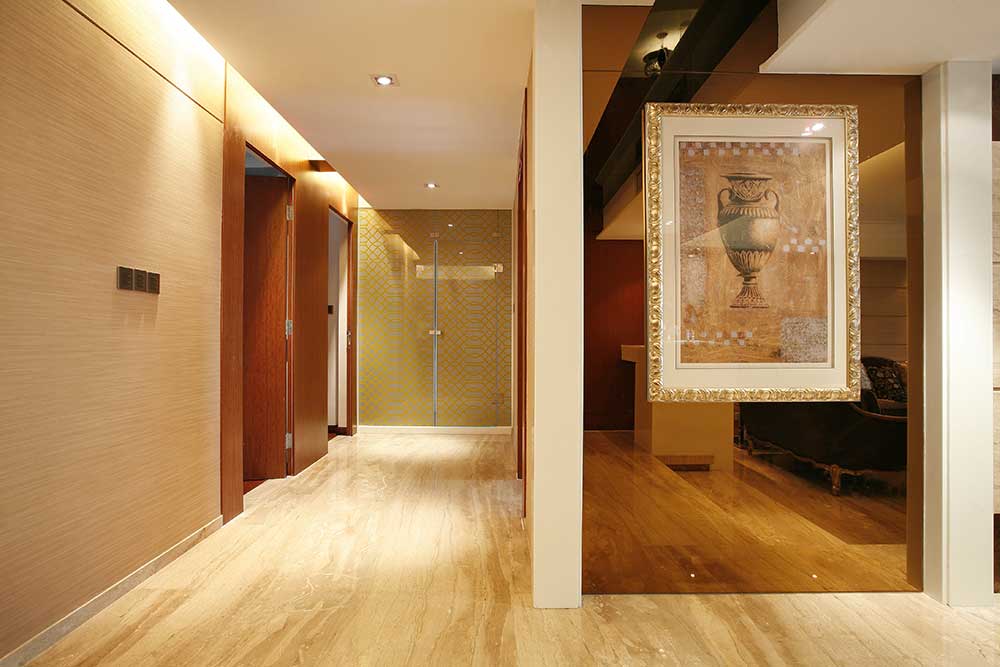 过道采用金黄色的等待，更显整个房间的富丽堂皇。横条纹的墙纸与横条纹的地板，颜色相近，形状类似，交相呼应。