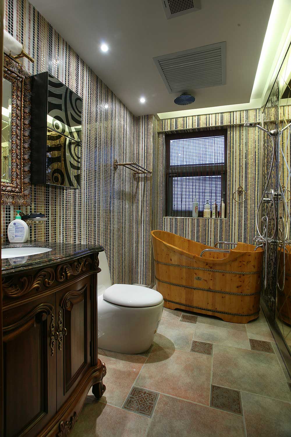 卫生间要防水，采用了大量的浅色地砖和花色墙砖，木桶代替了陶瓷的浴缸，与整个套房的风格相呼应。