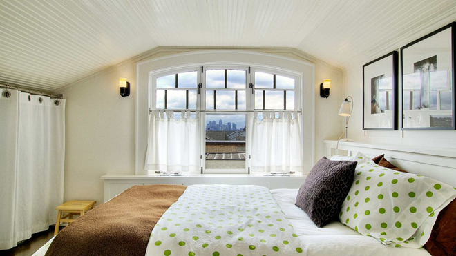 卧室白色设计清爽舒适，帘子后面是简单的衣帽间设计简单方便。