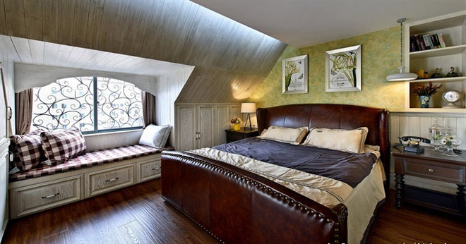 美式皮质的卧室床，带给人温暖的厚重感，房顶下陷的部分设计成了飘窗。