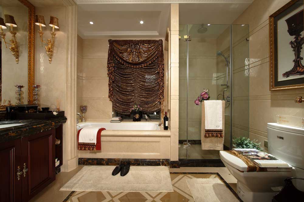 卫生间以米色为主，古典浴室柜和窗帘在这个米色空间里也不显得出格。一看卫生间的装修，就感觉很有格调。