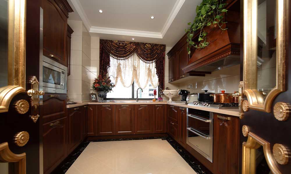 厨房少了一些金色装饰，但是也充满了奢华的感觉。橱柜的材料可以看出来是很好的实木，方形围绕整个厨房。