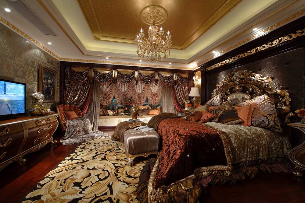 主卧装饰的就如宫殿般。窗帘的帘幔、吊顶的吊灯、床头的雕花等等，都搭配的极其自在，并且尽显奢华。