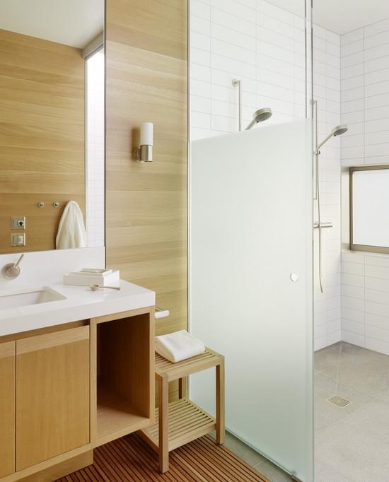 用玻璃作为浴室与盥洗间的隔挡，似有若无，别具意味。