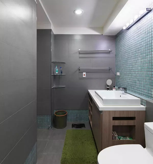 灰色调卫生间和蓝绿色马赛克的搭配显得很高级，卫生间也可以很有气质。
