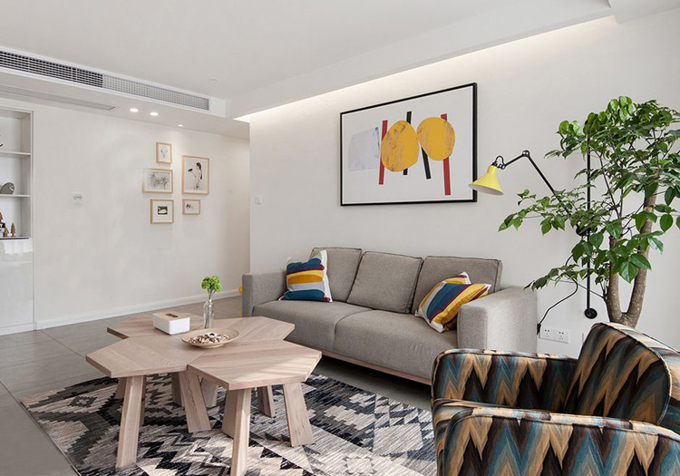 浓浓的宜家小清新风格，单人沙发和地毯的几何图案让空间别具一格。
