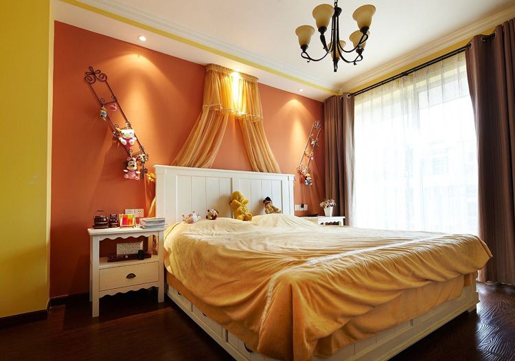 卧室粉粉嫩嫩，背景墙的蕾丝装扮仿若一间公主房，红黄拼接的墙体色彩艳丽脱俗。