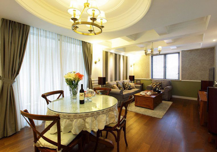 餐厅和客厅位于同一纵线上，木色桌椅与木色茶几的配套和谐一致。