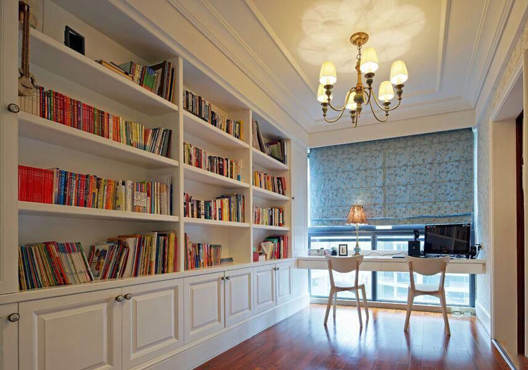 白色简约书架在书籍的衬托下显得色彩丰富起来，书桌的两把靠椅，可以互相陪伴一起阅读。
