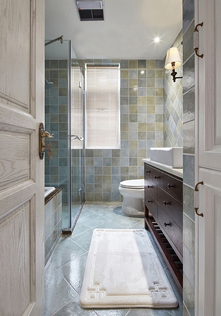 卫生间的象牙木门，为空间增加一丝陈旧感，多彩瓷砖的运用于厨房相得益彰。