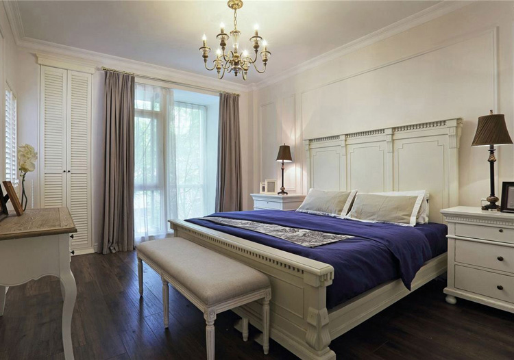 浅色为卧室主调，想要增加空间的高贵和雅致，运用紫色元素最适合不过。