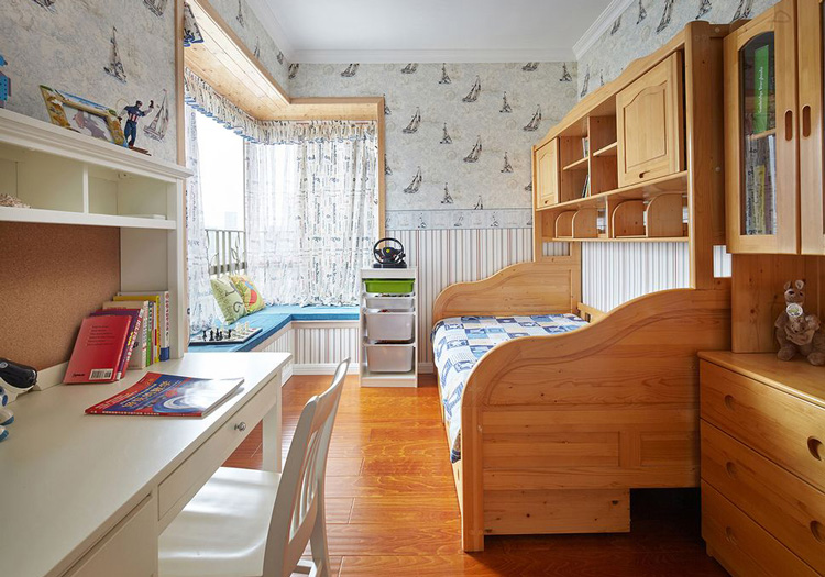 儿童房朴素原始，木质多功能床与白色书桌的混搭也并没有想象中的那么不合适。