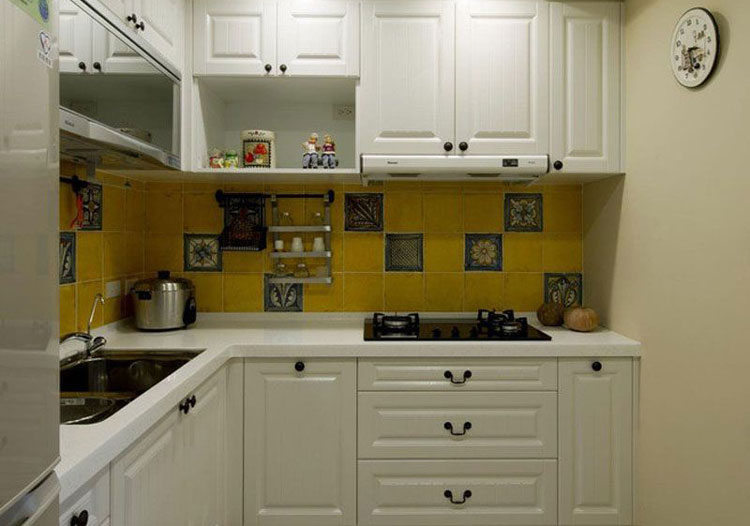 纯白色整体橱柜，夹杂着明黄色瓷砖，在一个暖色系的空间中做出的食物也是暖暖的。