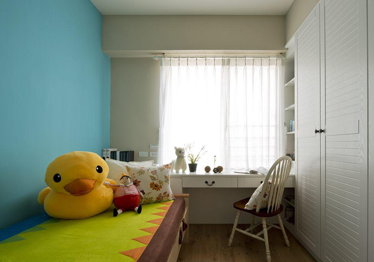儿童房以蓝色为主调，大黄鸭和彩色床品起到了重要的点缀作用。
