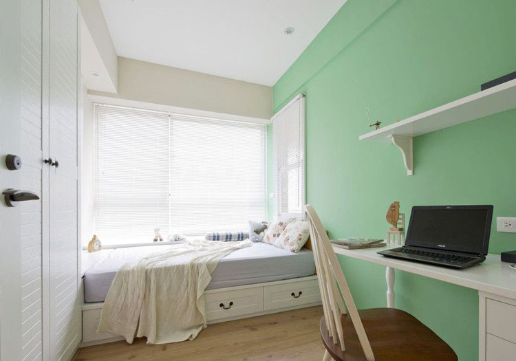 将整个飘窗做为床的奇思妙想，在这个奶绿色的空间中显得异常阳光和舒适。