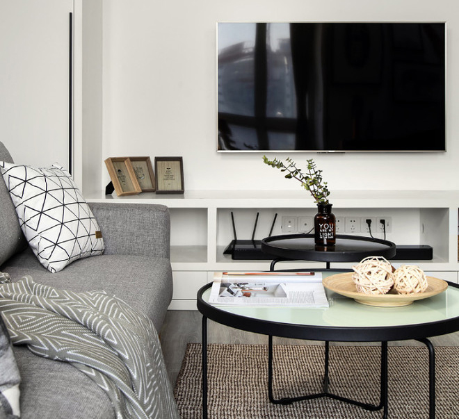 矮脚茶几相对比较有格调，匹配上布艺沙发的格调，也能有较为精致的格调，侧边的电视相对也较有独立式的感觉。