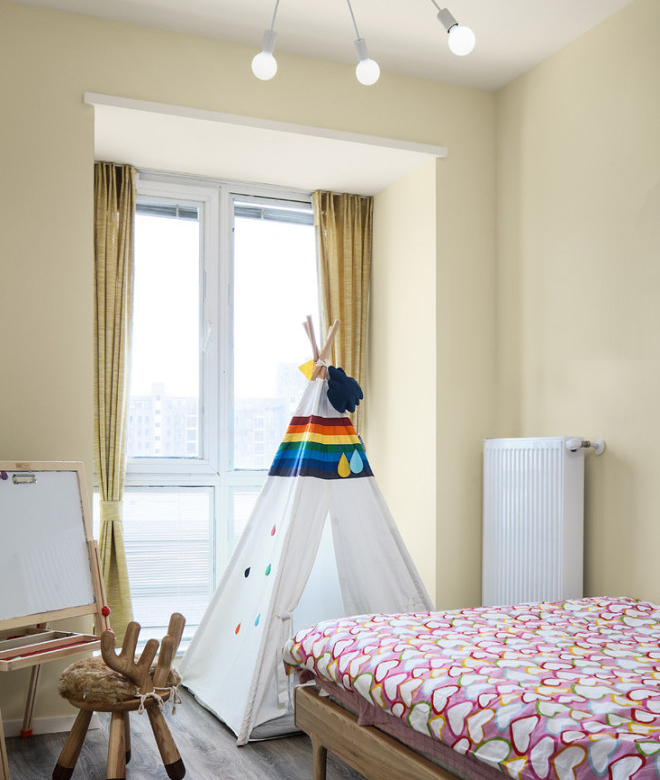 儿童房相对比较有活泼的气质，相对单纯的儿童卧室来说增加了帐篷等活动空间。