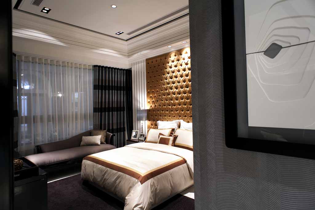 金色的床头墙在商务个性中点缀以奢华的古典气息，在灯光的照射下倍显尊贵。