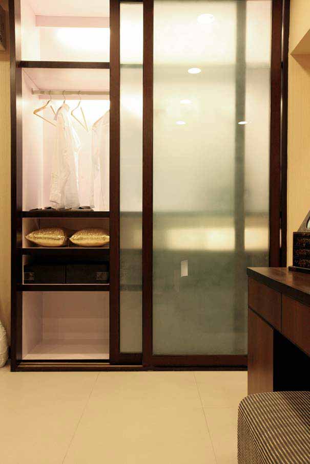 半透明的衣柜推拉门设计延续了日式的特色，经过设计师的改造后融入了更多前卫的元素。