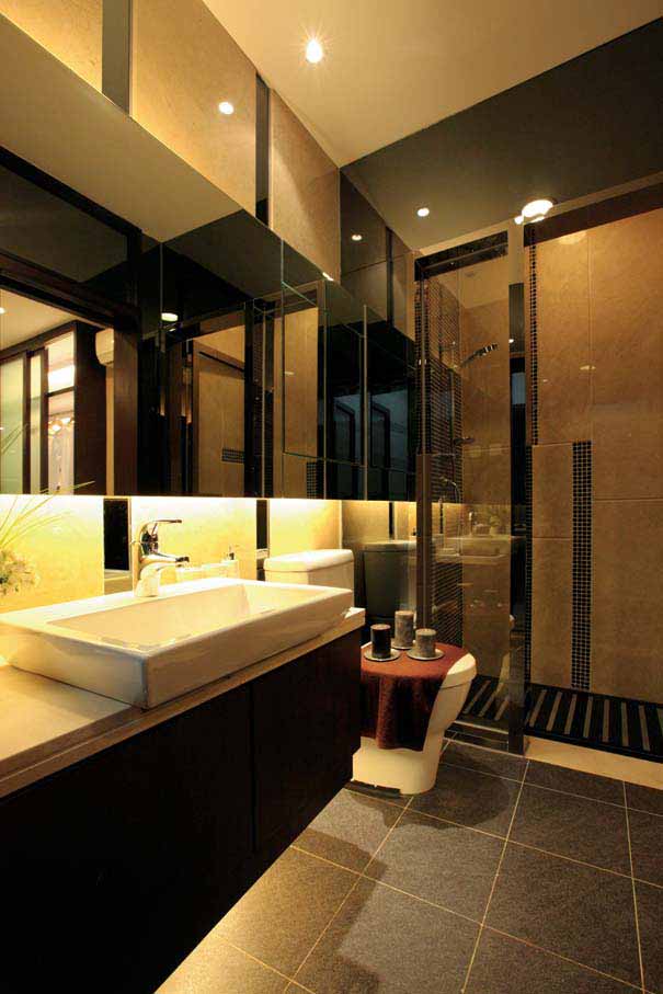 卫生间的黑色反射镜面起到了扩大空间视觉的效果，悬空式的浴室柜十分别致。
