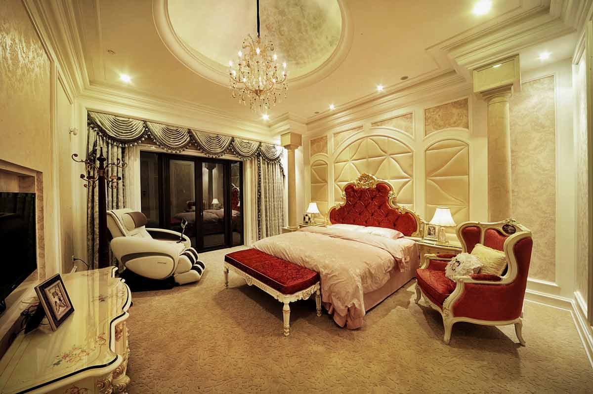 次卧融入了更多明亮的色彩，优雅大方的细节设计凸显了欧式家居的尊贵。