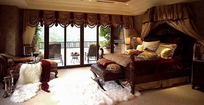 复古的家具，柔顺的皮毛，构成了这样一个奢华雅致的卧室。