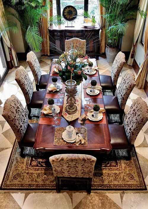 长形的方桌，有着欧式古典的气息，容纳一家人的温馨就餐。