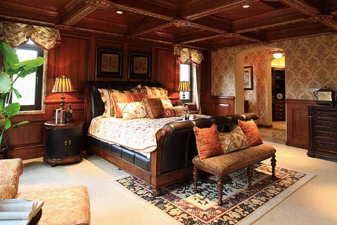 复古时代感十足的卧室，透过自然光让室内更加舒适。