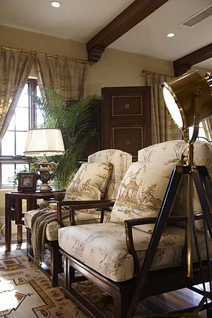 木质的椅子比较硬，舒适感不够，加上温馨图案的垫子舒适且美观。