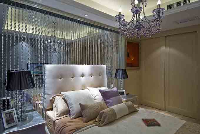 卧室简约欧式风格沿袭古典欧式风格的主元素，融入了现代的生活元素，营造舒适休闲的睡眠环境。