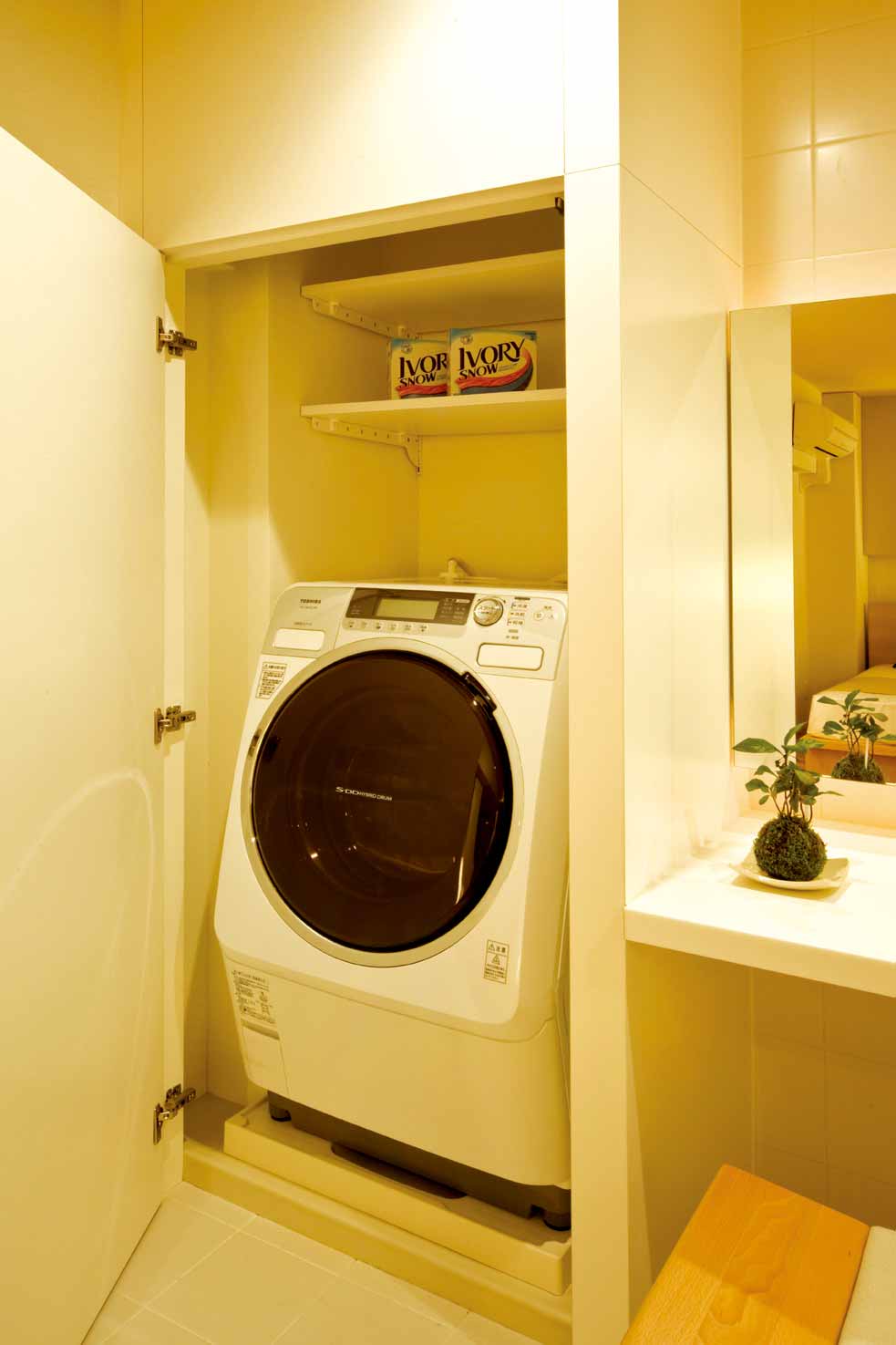 洗衣机也有了自己的小房间，不仅令整体空间看起来简约不琐碎，洗衣服的时候还能隔离部分噪音。