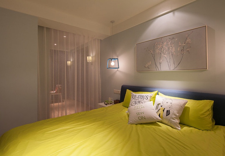 卧室空间融入了现代简约的设计理念，基本上以纯色色块来作空间的色彩构成。简单的壁画、半透明的纱帘、浅灰色的墙面、黄色的床品，有机地融合在一起。