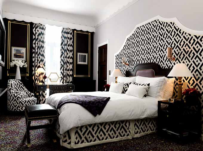 以黑白方块作为主基调的寝室，浅灰色的墙面、碎花的地毯，利用纹路这个元素将寝室和客厅设计连接在一起。