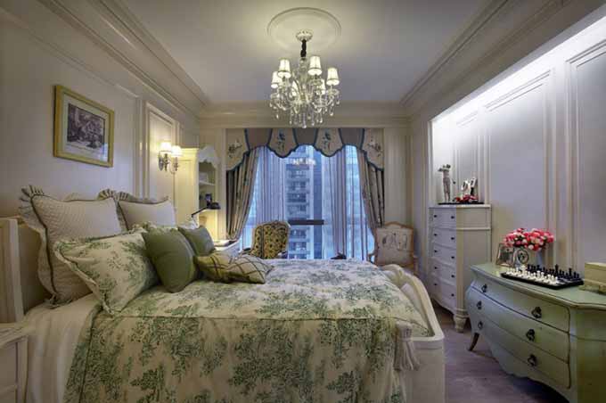 房间内家具的款式尽量线条简洁，简约的直线条和精美的花边柜相辅相成。
