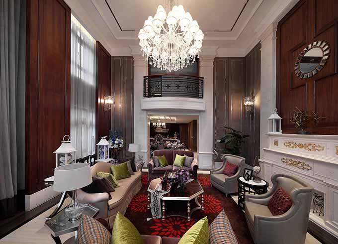 欧式的水晶吊灯，深原木色的墙，给奢华的客厅空间增加了一丝沉稳。