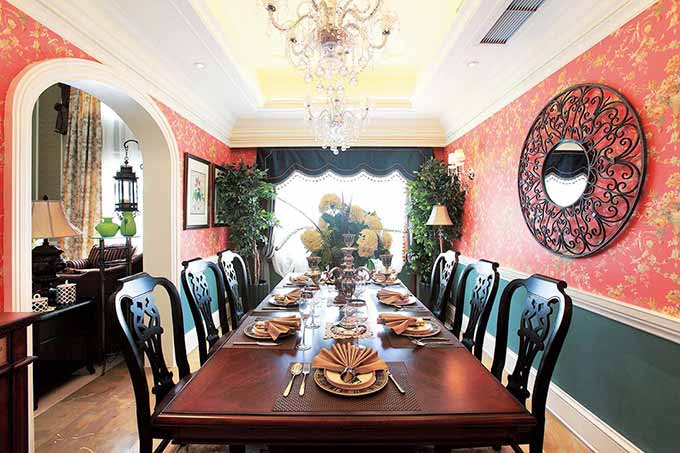 长长的餐厅，墙壁上的精致印花，贵族风范一览而尽。