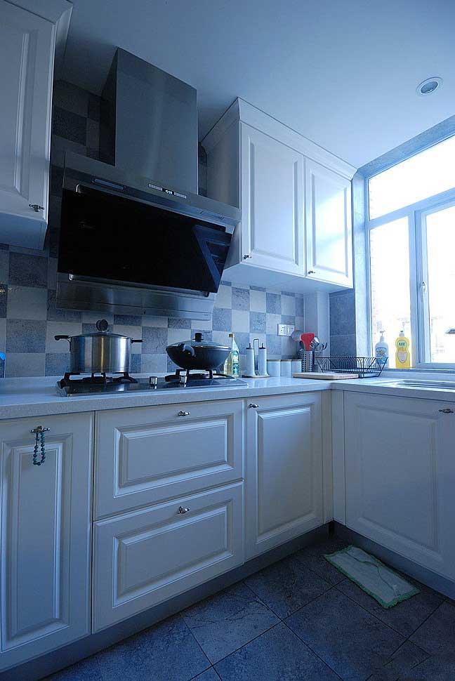 厨房设计的很简洁，蓝色棋盘格的墙面设计清新自然，不会给人油腻的感觉。