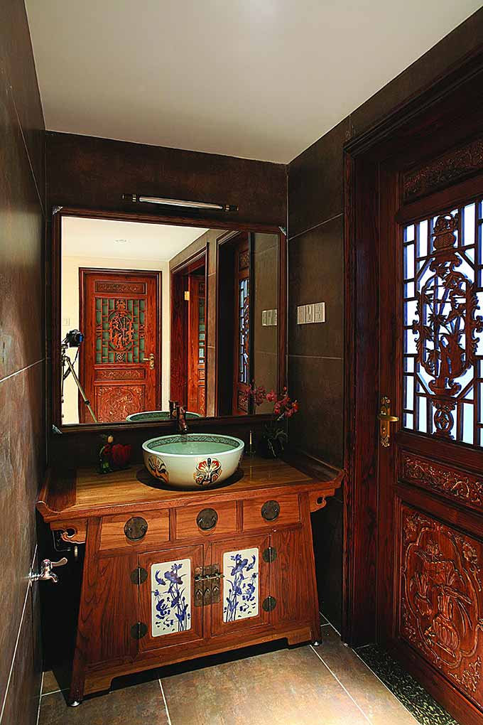 洗手间的设计，瓷和木的搭配真的很美。