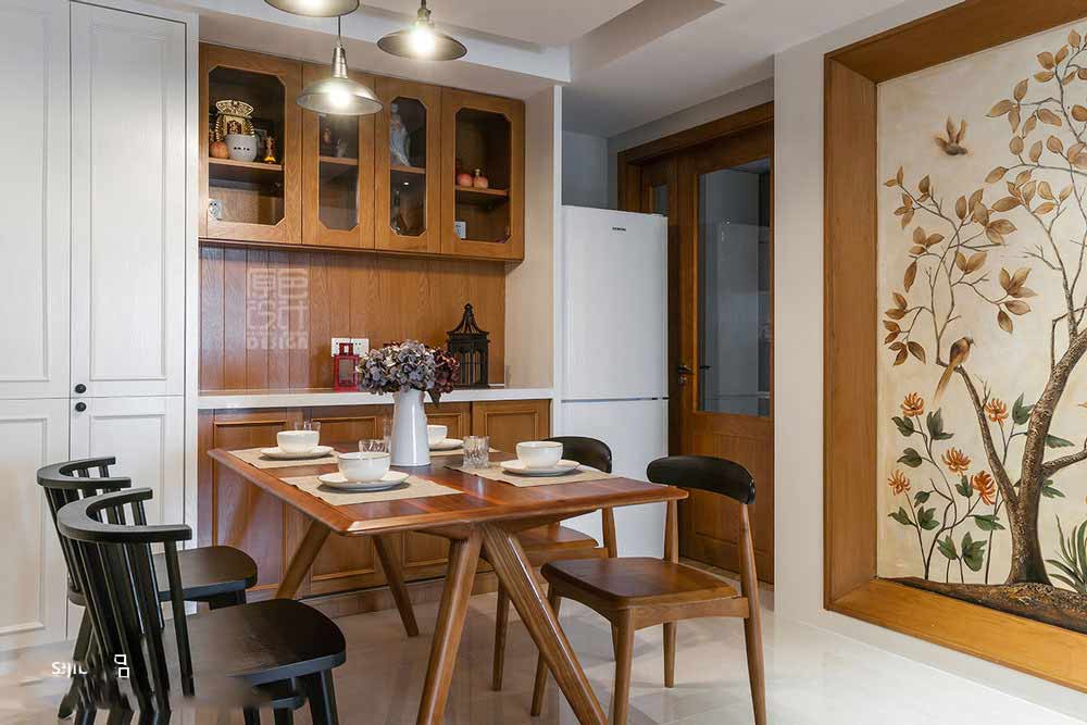 餐厅的设计很节省空间，不同的餐椅呈现出不同的质感。