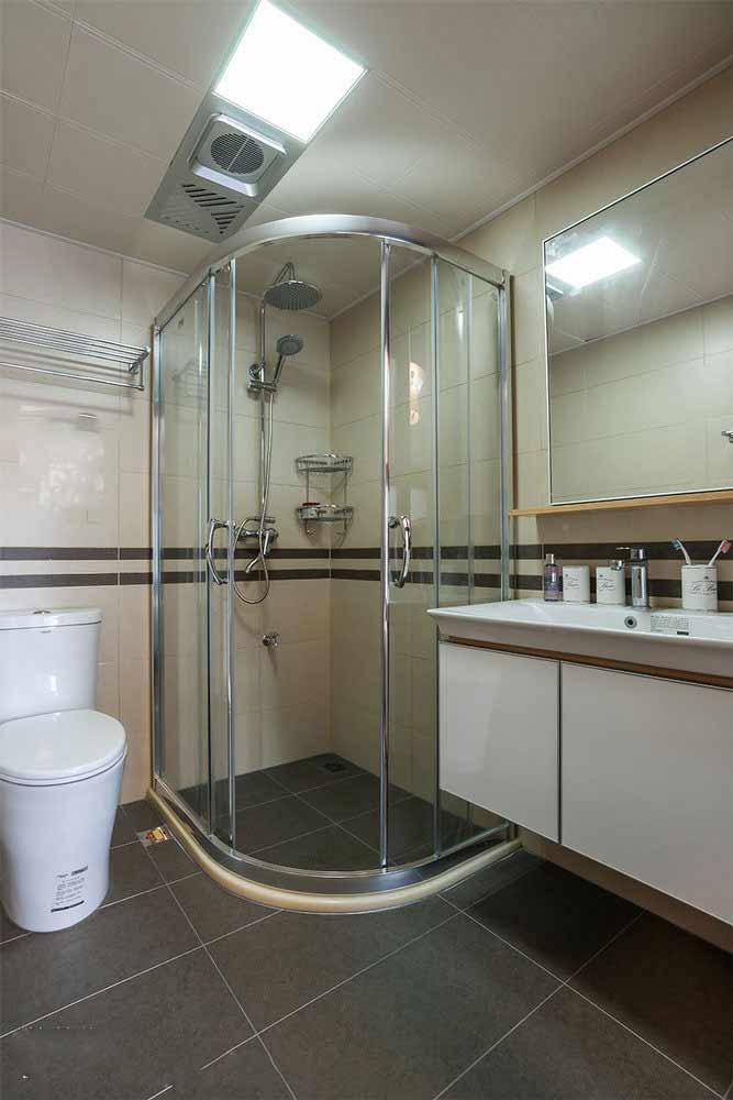 淋浴房的设置使卫生间干湿分离，更利于清洁。