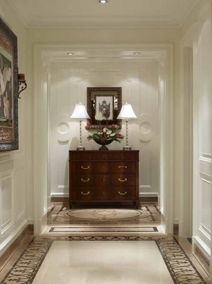 走廊里用一个复古的边桌、画框、台灯，创造出历史的厚重感