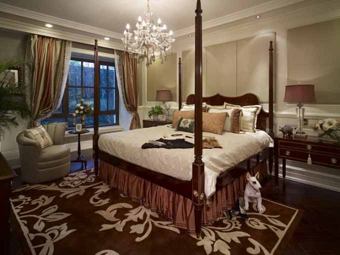 华丽的卧室空间，用相对深沉的颜色延续整体的美式风格