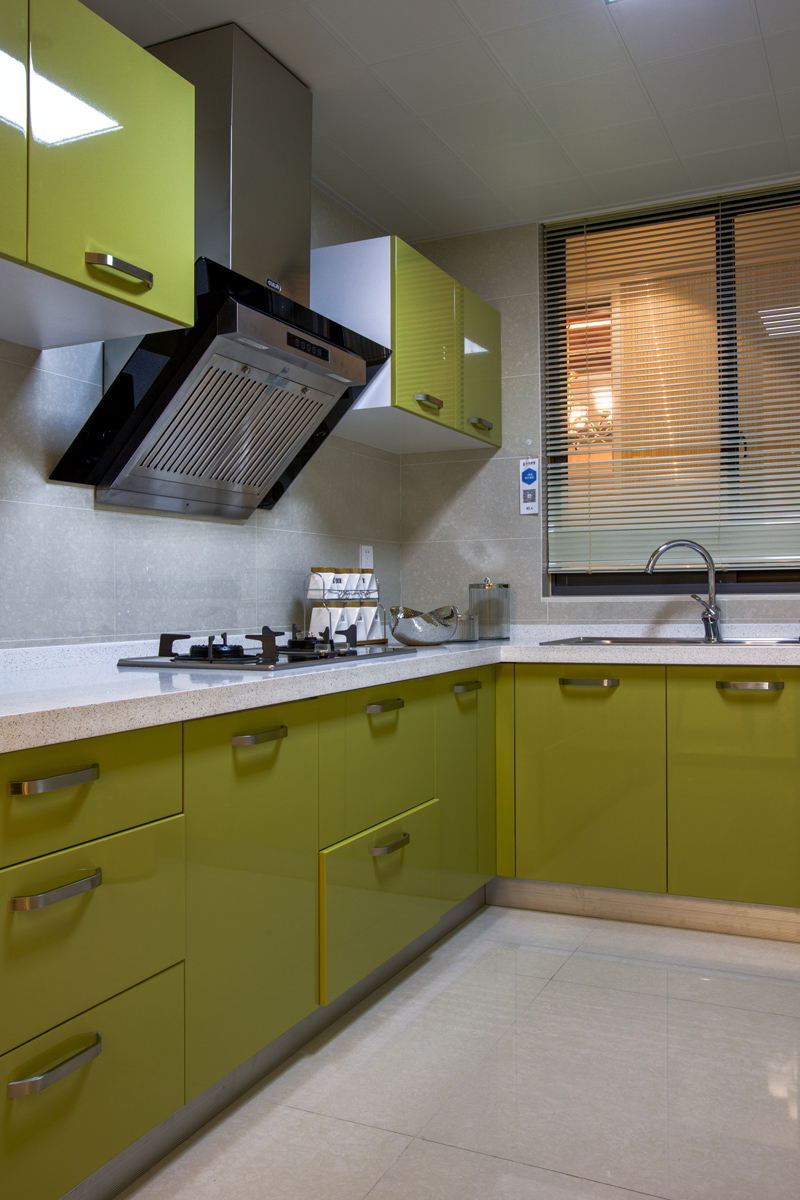 简约型的厨房，明黄色的橱柜搭配白色基调，让你每天有一种鲜活的心情做  饭。