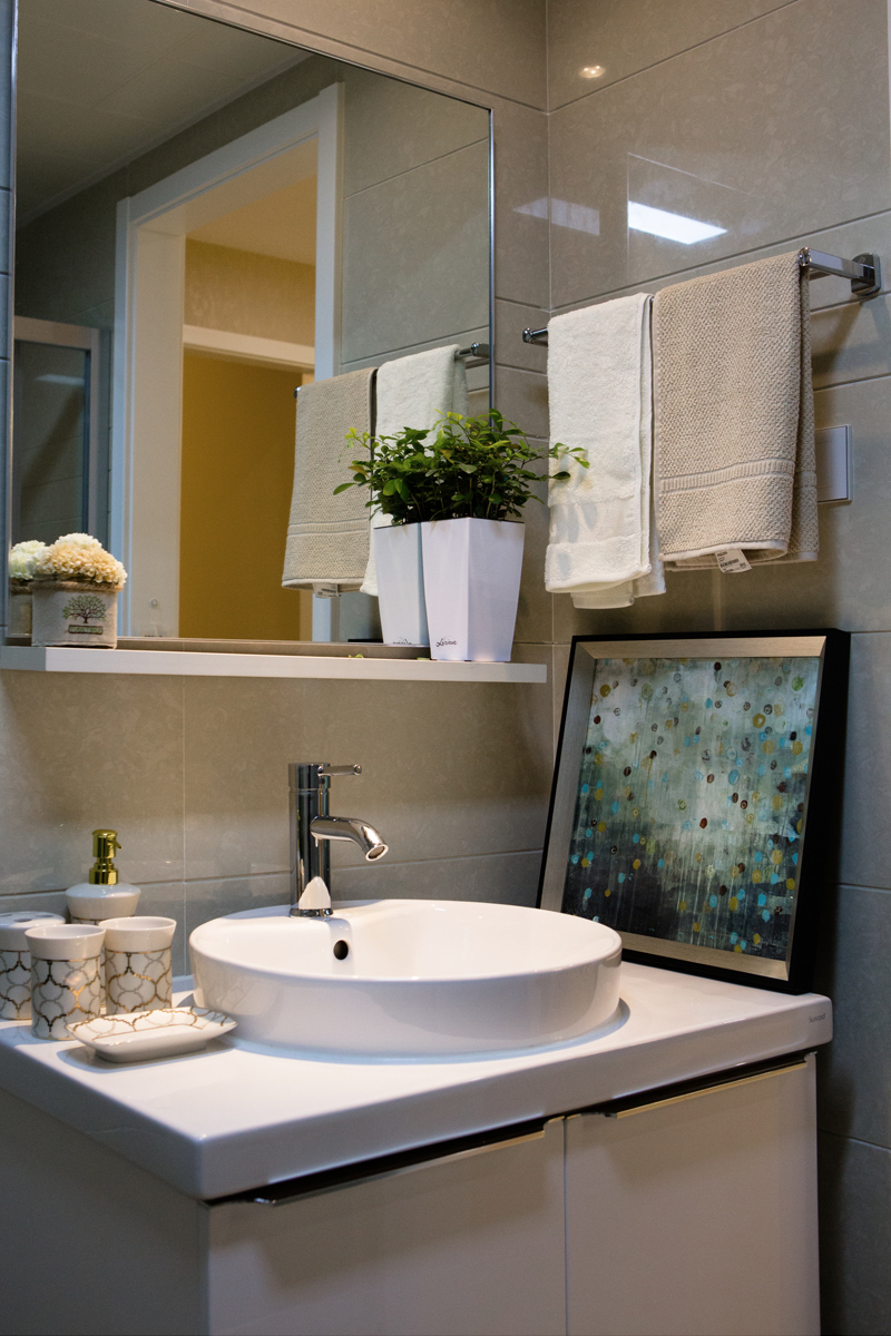 明亮的卫浴间也要有绿植和艺术气息存在哦。