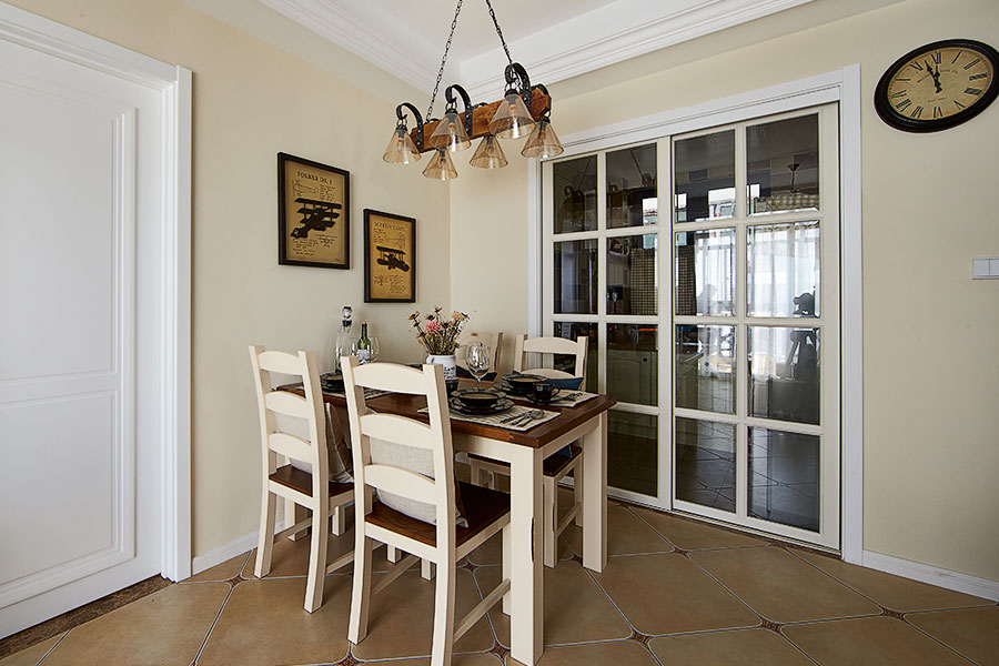 至简经典的餐桌，白色的格子木门，平静而优雅。