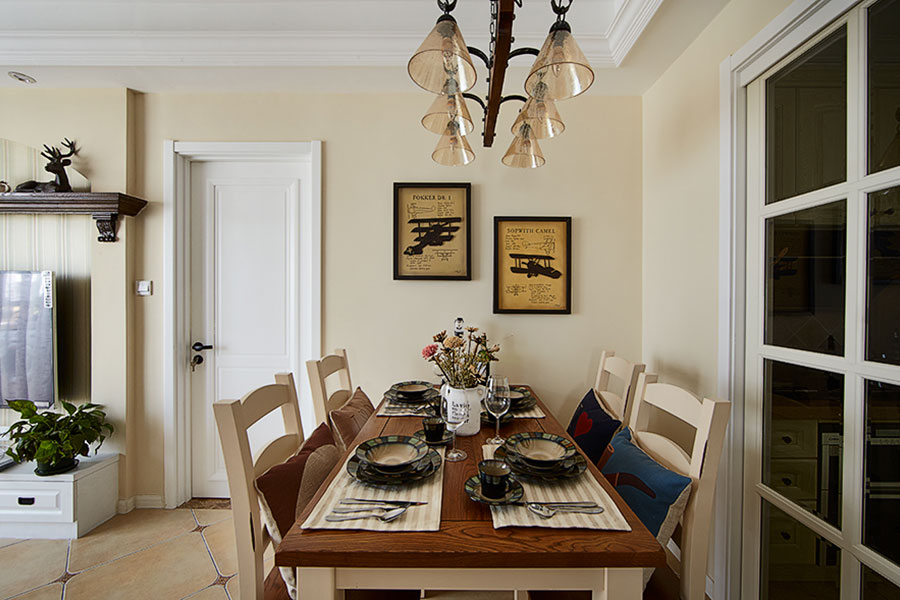 厨房、客餐厅、卧室连为一体，紧凑的空间达到了温馨的效果。
