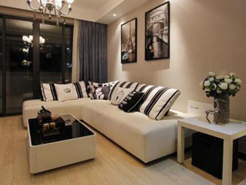 黑色窗帘搭配咖啡色墙纸，淡色地板配皮质沙发，呈现出干净、大气。