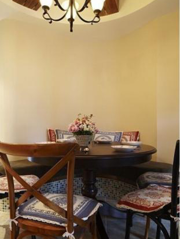 实木小圆桌，搭配俏皮的坐垫，在端庄中不失用餐的轻松氛围。